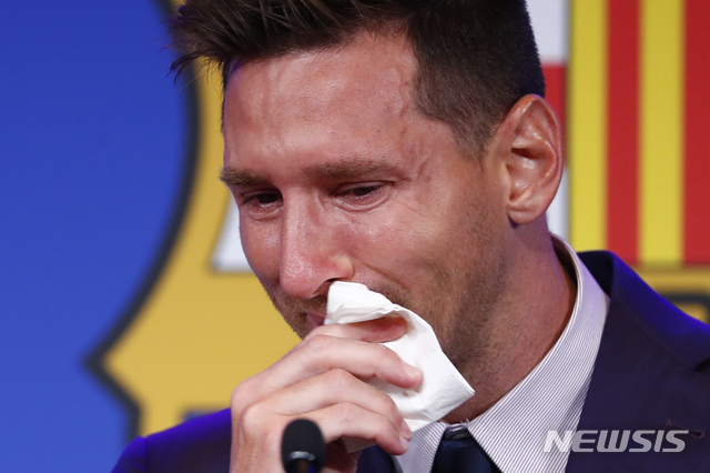 [바르셀로나=AP/뉴시스]메시 바르셀로나 고별 기자회견. 2021.08.08.