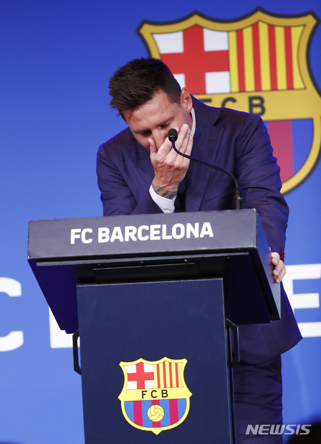 [바르셀로나=AP/뉴시스]리오넬 메시가 바르셀로나 고별 기자회견서 눈물을 쏟았다. 2021.08.08.