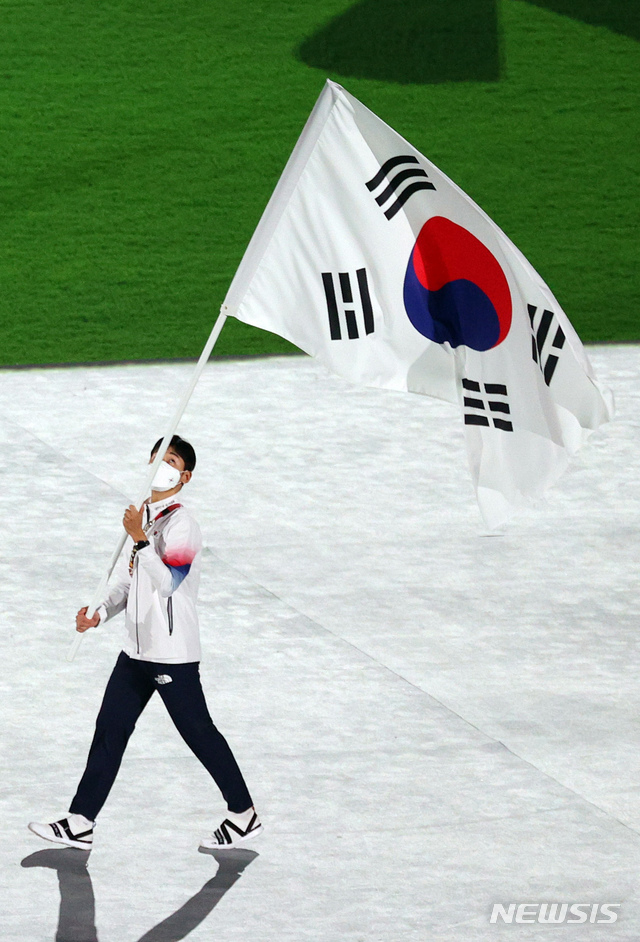 [도쿄(일본)=뉴시스] 이영환 기자 = 근대5종 동메달리스트 전웅태가 8일 오후 일본 도쿄 올림픽스타디움에서 열린 2020 도쿄올림픽 폐회식에서 태극기를 들고 입장하고 있다. 2021.08.08. 20hwan@newsis.com 
