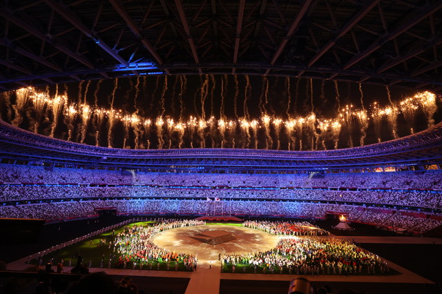 [도쿄(일본)=뉴시스] 이영환 기자 = 8일 오후 일본 도쿄 올림픽스타디움에서 열린 2020 도쿄올림픽 폐회식이 열리고 있다. 축하 불꽃이 터지고 있다. 2021.08.08. 20hwan@newsis.com 