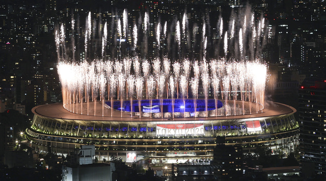 [도쿄(일본)=뉴시스] 최진석 기자 = 8일 오후 도쿄 시부야 스카이에서 바라본 올림픽 스타디움 위로 2020 도쿄올림픽의 폐회식 불꽃이 도쿄 도심을 수놓고 있다. 2021.08.08. myjs@newsis.com 