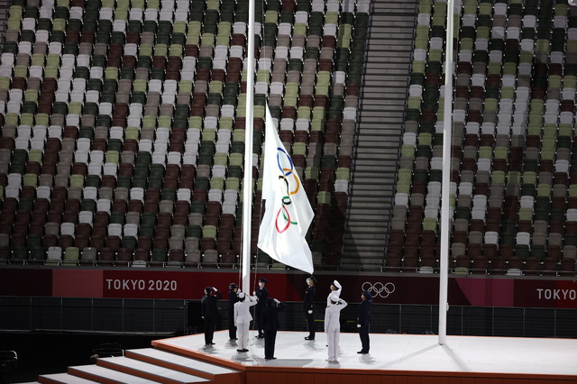 [도쿄(일본)=뉴시스] 이영환 기자 = 8일 오후 일본 도쿄 올림픽스타디움에서 열린 2020 도쿄올림픽 폐회식에서 오륜기가 내려오고 있다. 2021.08.08. 20hwan@newsis.com 