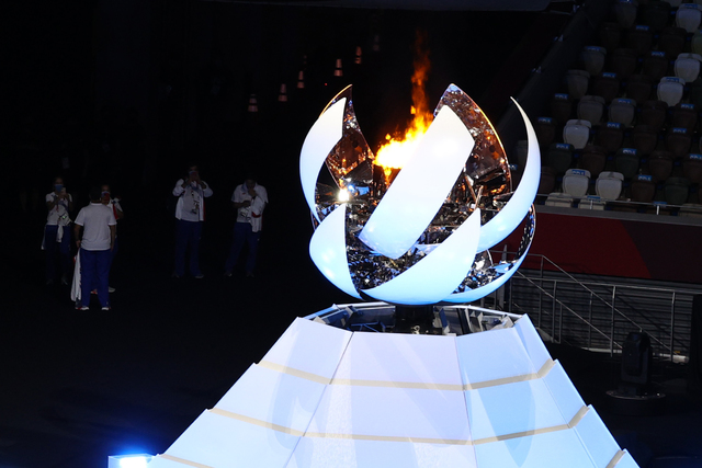 [도쿄(일본)=뉴시스] 이영환 기자 = 8일 오후 일본 도쿄 올림픽스타디움에서 열린 2020 도쿄올림픽 폐회식에서 성화가 소화되고 있다. 2021.08.08. 20hwan@newsis.com