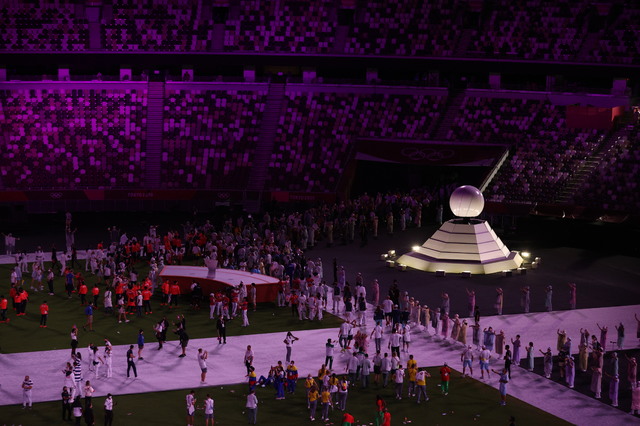 [도쿄(일본)=뉴시스]8일 오후 일본 도쿄 올림픽스타디움에서 열린 2020 도쿄올림픽 폐회식에서 성화가 소화되고 있다. 2021.08.08. 