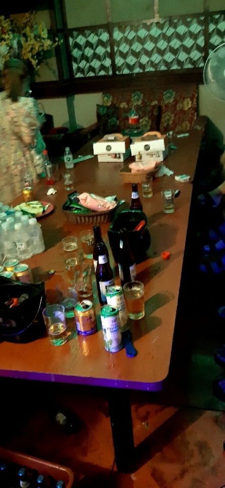 [창원=뉴시스] 강경국 기자 = 경남 창원시가 코로나19 확산을 막기 위해 지난 6일부터 사회적 거리두기 4단계 격상 조치에 들어간 가운데 영업 제한 시간을 초과한 업소가 적발돼 단속 조치가 이뤄지고 있다. (사진=창원시청 제공). 2021.08.09. photo@newsis.com 