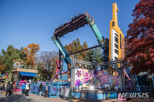  비 오는 날 1+1, 2회 연속 탑승할 수 있는 에버랜드 더블 락스핀. (사진제공=에버랜드)