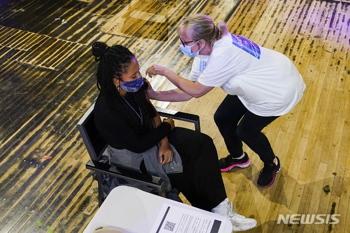 [런던=AP/뉴시스]지난달 8일(현지시간) 영국 런던 헤븐 나이트클럽에 설치된 코로나19 임시 백신 접종소에서 한 여성이 화이자 백신을 맞고 있다. 2021.09.14