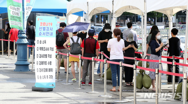 [서울=뉴시스] 고범준 기자 = 코로나19 신규 확진자가 1,492명으로 집계, 일요일 발생 기준 역대 최다 규모를 기록했다. 또한 34일째 네 자릿수를 이어가고 있다. 9일 오전 서울 중구 서울역광장에 마련된 코로나19 중구임시선별검사소에서 시민들이 검사를 받기 위해 줄 서 있다. 2021.08.09. bjko@newsis.com