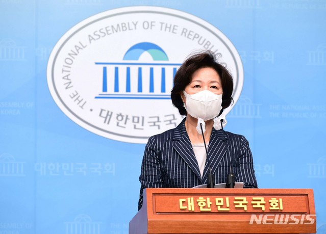 [서울=뉴시스] 최동준 기자 = 더불어민주당 대선 경선 후보 추미애 전 법무부 장관이 9일 서울 여의도 국회 소통관에서 열린민주당과의 통합 제안 기자회견을 하고 있다. (공동취재사진) 2021.08.09. photo@newsis.com