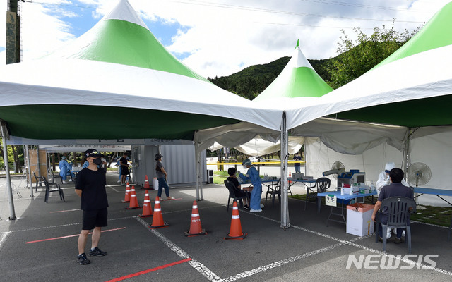 [대구=뉴시스] 이무열 기자 = 대구지역 코로나19 확진자가 86명으로 집계된 9일 오전 대구 수성구 대구스타디움 주차장에 마련된 임시선별검사소에서 의료진이 검체 채취를 하고 있다. 2021.08.09. lmy@newsis.com