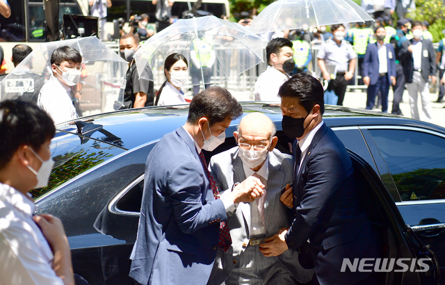 [광주=뉴시스] 류형근 기자 = 전두환씨가 고(故) 조비오 신부 사자명예훼손 혐의에 대한 항소심 재판을 받기 위해 9일 오후 광주 동구 광주법원에 경호원 부축을 받으며 들어가고 있다. 2021.08.09. hgryu77@newsis.com