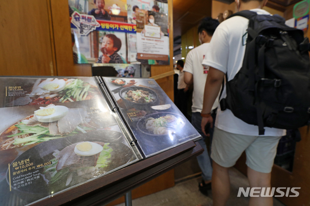 [서울=뉴시스] 조성우 기자 = 서울 중구 명동 한 음식점 입구에 메뉴판이 놓여 있다. xconfind@newsis.com