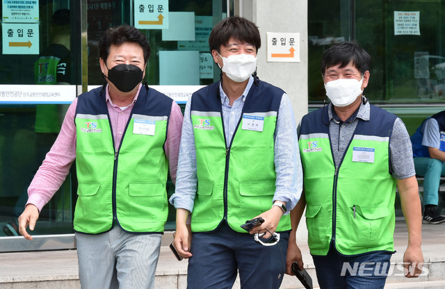 [상주=뉴시스] 이무열 기자 = 이준석 국민의힘 대표(가운데)가 9일 오후 경북 상주시 청리면 한국교통안전공단 상주 교통안전체험교육센터 개인택시 면허 양수 교육과정 실기교육을 받기 위해 이동하고 있다. 2021.08.09. lmy@newsis.com