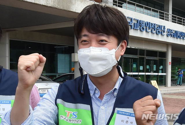 [상주=뉴시스] 이무열 기자 = 이준석 국민의힘 대표가 9일 오후 경북 상주시 청리면 한국교통안전공단 상주 교통안전체험교육센터 개인택시 면허 양수 교육과정 실기교육에 앞서 파이팅을 하고 있다. 2021.08.09. lmy@newsis.com