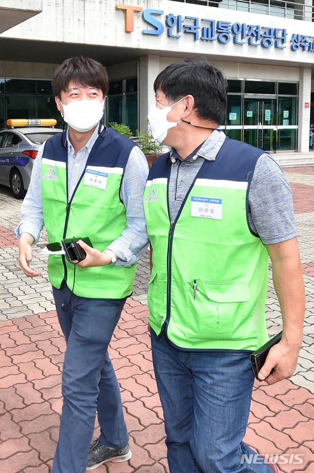 [상주=뉴시스] 이무열 기자 = 이준석 국민의힘 대표가 9일 오후 경북 상주시 청리면 한국교통안전공단 상주 교통안전체험교육센터 개인택시 면허 양수 교육과정 실기교육을 받기 위해 이동하고 있다. 2021.08.09. lmy@newsis.com