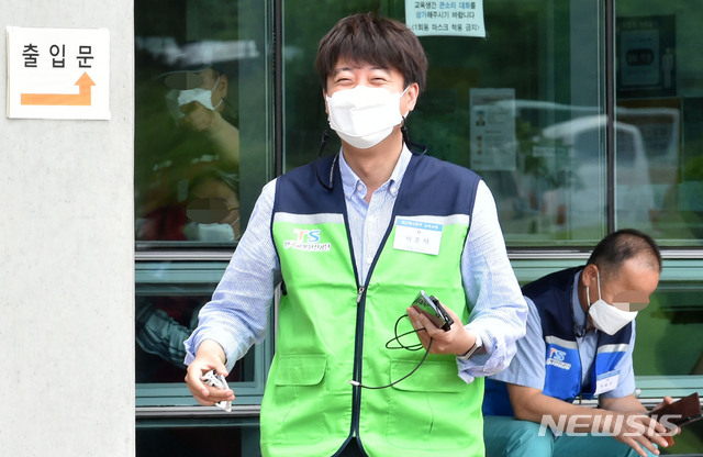 [상주=뉴시스] 이무열 기자 = 이준석 국민의힘 대표가 9일 오후 경북 상주시 청리면 한국교통안전공단 상주 교통안전체험교육센터 개인택시 면허 양수 교육과정 실기교육을 받기 위해 이동하고 있다. 2021.08.09. lmy@newsis.com