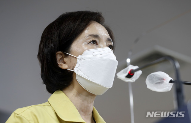 [서울=뉴시스] 홍효식 기자 = 유은혜 사회부총리 겸 교육부 장관이 9일 오후 정부서울청사 합동브리핑실에서 2학기 학사 운영 계획 브리핑을 하고 있다. 2021.08.09. yesphoto@newsis.com