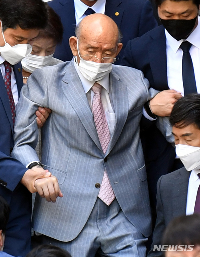 내일 전두환 항소심, 회고록 왜곡 고의성 공방 본격화 