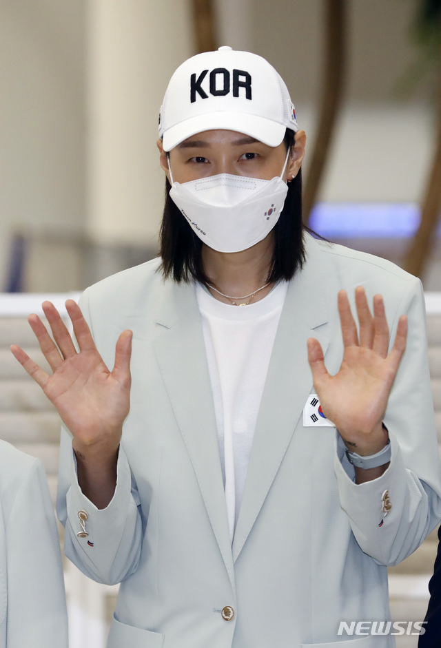 [인천공항=뉴시스] 고승민 기자 = 대한민국 여자배구 김연경이 9일 인천국제공항 2터미널을 통해 귀국, 인사를 하고 있다. 2021.08.09. kkssmm99@newsis.com