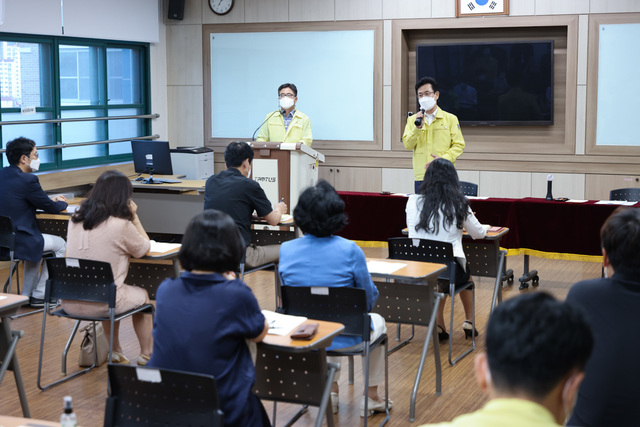 [대전=뉴시스] 허태정 대전시장이 9일 오후 제3생활치료센터 개소를 위해 후보지 인근 중학교를 찾아 학부모 대표, 교직원 등과 대화를 나누고 있다. (사진= 대전시 제공)  *재판매 및 DB 금지