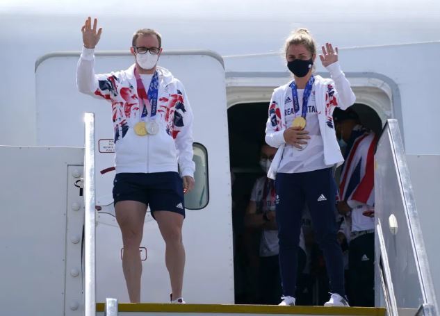영국의 사이클링 스타부부 제이슨과 로라가 도쿄 올림픽 직후 영국으로 귀국해 손을 흔들고 있다.  (사진=The Sun 홈페이지 갈무리) *재판매 및 DB 금지