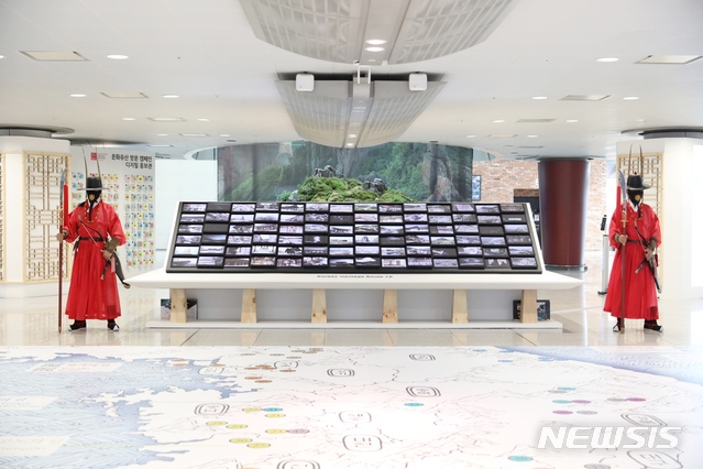 [서울=뉴시스] 인천공항 내 '문화유산 방문 캠페인' 디지털 홍보관에서 '문화유산 10대 방문코스'를 미디어아트로 구성하여 관람객들에게 선보이고 있다. (사진=한국문화재재단 제공) 2021.08.10. photo@newsis.com 