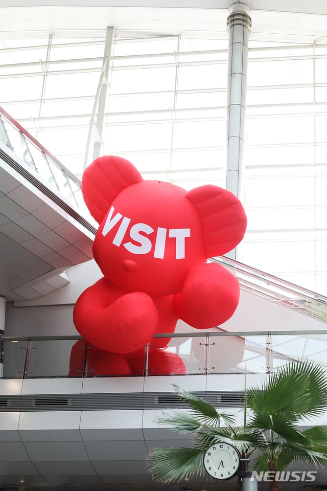[서울=뉴시스] 인천공항 제1여객터미널 교통센터에 설치된 '문화유산 방문 캠페인'과 함께하는 임지빈 작가의 베어벌룬 (사진=한국문화재재단 제공) 201.08.10. photo@newsis.com