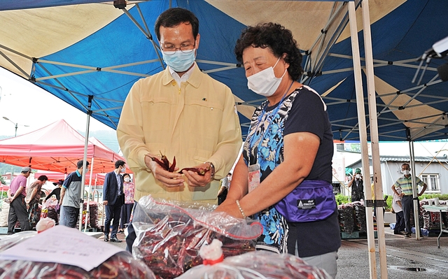 [음성=뉴시스] 강신욱 기자 = 충북 음성군은 음성청결고추 직거래장터를 12일 개장해 11월7일까지 매달 음성장날에 음성읍 하상주차장에서 운영한다고 10일 밝혔다. 지난해 열린 개장식에서 조병옥 음성군수가 음성청결고추를 둘러보고 있다. (사진=음성군 제공) 2021.08.10. photo@newsis.com *재판매 및 DB 금지