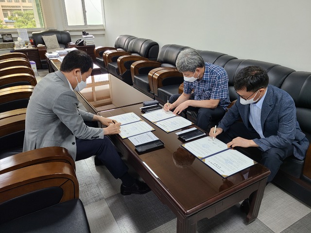 [부산=뉴시스] 부산시 사회적경제지원센터·해운대구·해운대기술교육원 3자간 업무협약 체결. (사진=사회적경제지원센터 제공) *재판매 및 DB 금지