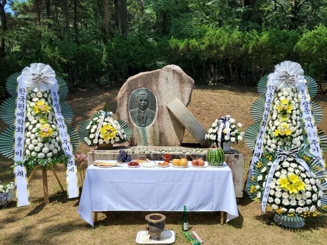 [수원=뉴시스] 이병희 기자= 10일 경기 수원시 권선구 여기산에 위치한 우장춘박사 묘역. 2021.08.10. iambh@newsis.com *재판매 및 DB 금지