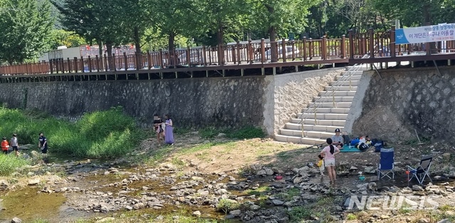 [양주=뉴시스] 김도희 기자 = 10일 오후 2시께 경기 양주시 장흥계곡에 몇몇 시민들이 거리를 두고 휴식을 취하고 있다.  2021.08.10 kdh@newsis.com