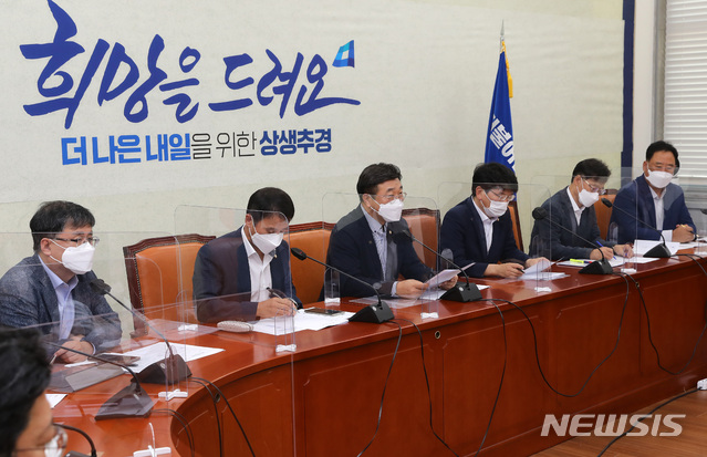[서울=뉴시스] 전신 기자 = 윤호중 더불어민주당 원내대표가 10일 오전 서울 여의도 국회에서 열린 원내대책회의에서 발언하고 있다. (공동취재사진) 2021.08.10. photo@newsis.com