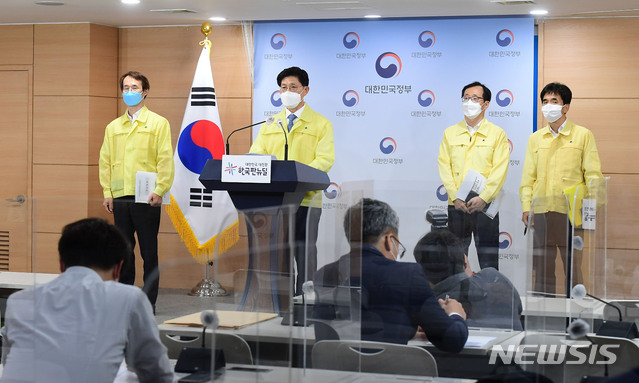 [서울=뉴시스] 정병혁 기자 = 노형욱 국토교통부 장관이 10일 서울 종로구 정부서울청사에서 광주 붕괴사고 후속대책 '건축물 해체공사 안전강화 및 불법하도급 차단방안'에 대해 발표하고 있다. (공동취재사진) 2021.08.10. photo@newsis.com