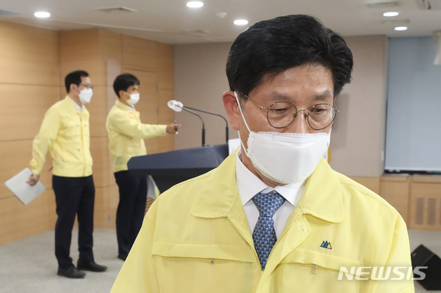 [서울=뉴시스] 정병혁 기자 = 노형욱 국토교통부 장관이 10일 서울 종로구 정부서울청사에서 광주 붕괴사고 후속대책 '건축물 해체공사 안전강화 및 불법하도급 차단방안'에 대해 발표한 후 브리핑실을 나서고 있다. (공동취재사진) 2021.08.10. photo@newsis.com