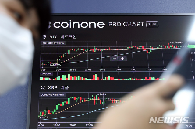 [서울=뉴시스] 고승민 기자 = 암호화폐 비트코인 가격이 상승세를 보이고 있는 10일 서울 용산구 코인원 고객센터에서 관계자가 시세를 확인하고 있다. 2021.08.10. kkssmm99@newsis.com