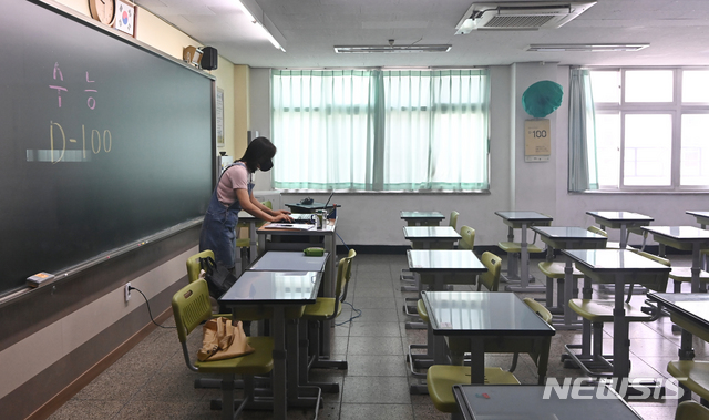 [수원=뉴시스] 김종택기자 = 2021년 8월10일 오전 경기도 한 고등학교 교실에서 교사가 온라인 수업을 진행하고 있다. 2021.08.10. jtk@newsis.com