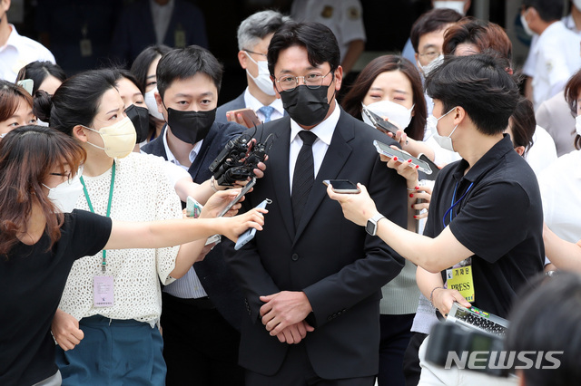 [서울=뉴시스] 김병문 기자 = 프로포폴 불법 투약 혐의를 받고 있는 배우 하정우가 10일 오전 서울 서초구 서울중앙지방법원에서 열린 1차 공판을 마친 뒤 청사를 나서고 있다. 2021.08.10. dadazon@newsis.com