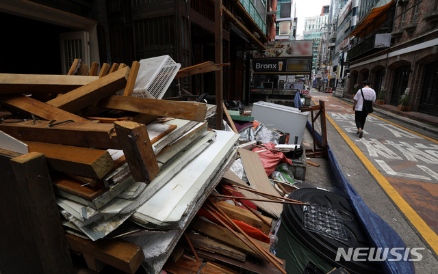 [서울=뉴시스] 추상철 기자 = 서울 시내의 폐업한 한 주점에 인테리어 자재가 쌓여 있다. scchoo@newsis.com 이 사진은 기사 내용과 직접적인 관련 없음