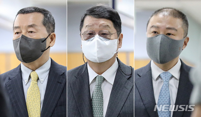 [서울=뉴시스] 김병문 기자 = 일감 몰아주기 혐의를 받는 LS그룹 계열사들의 오너들이 10일 오후 서울 서초구 서울중앙지방법원에서 열린 첫 공판에 출석하고 있다. 왼쪽부터 구자홍 LS니꼬동제련 회장, 구자엽 LS전선 회장, 구자은 LS엠트론 회장. 2021.08.10. dadazon@newsis.com
