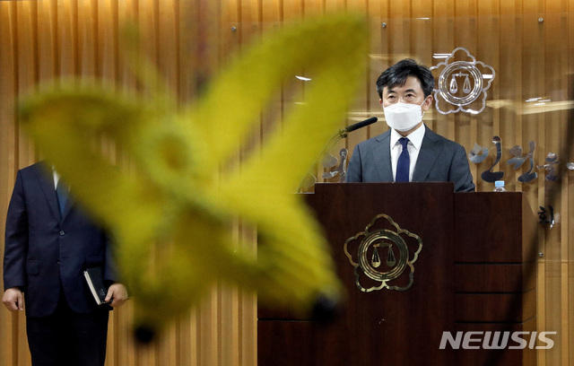 [서울=뉴시스] 김병문 기자 = 이현주 세월호 참사 증거조작 의혹 진상규명 특별검사가 지난 10일 오후 서울 서초구 서울지방변호사회에서 세월호 CCTV 데이터 조작 의혹 등에 대한 수사 결과를 발표하고 있다. 2021.08.10. dadazon@newsis.com