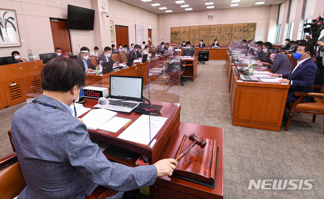 [서울=뉴시스] 전신 기자 = 도종환 문화체육관광위원장이 10일 서울 여의도 국회에서 열린 문체위 전체회의에서 의사봉을 두드리고 있다. (공동취재사진) 2021.08.10. photo@newsis.com