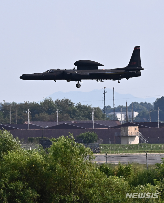 [평택=뉴시스] 김종택기자 = 한미연합훈련 사전연습이 시작된 10일 오후 경기도 평택시 주한미공군 오산기지에서 고공정찰기 U-2가 착륙하고 있다. 한미는 이날부터 오는 13일 까지 한반도의 전시상황을 가정한 본훈련의 사전연습격인 위기관리 참모훈련(CMST)을 진행한다. 2021.08.10.jtk@newsis.com