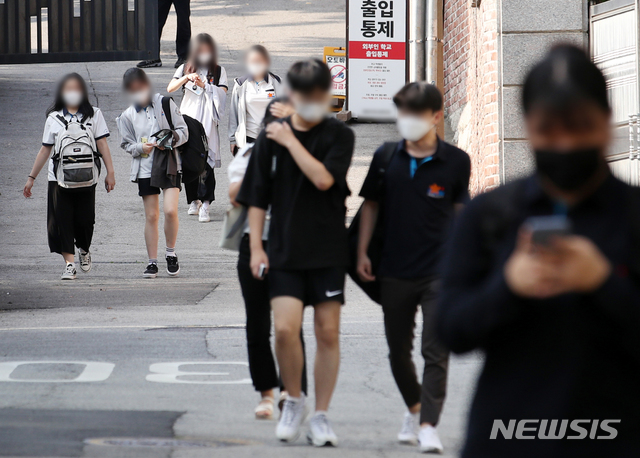 [서울=뉴시스] 조성우 기자 = 지난 2021년 8월10일 오후 서울 시내 한 고등학교에서 3학년 학생들이 하교하고 있다. (해당 기사와 관계 없음) 2021.08.10. xconfind@newsis.com