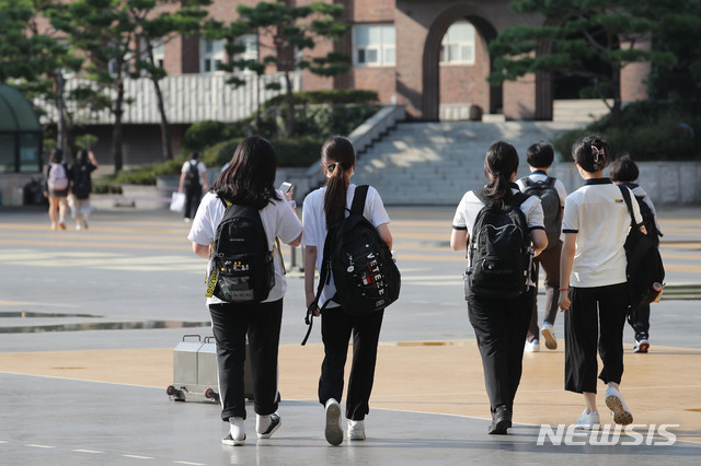 [서울=뉴시스]서울 시내 한 고등학교에서 고등학교 학생들이 하교하고 있다. 사진은 기사 내용과 관련 없음. (뉴시스DB)