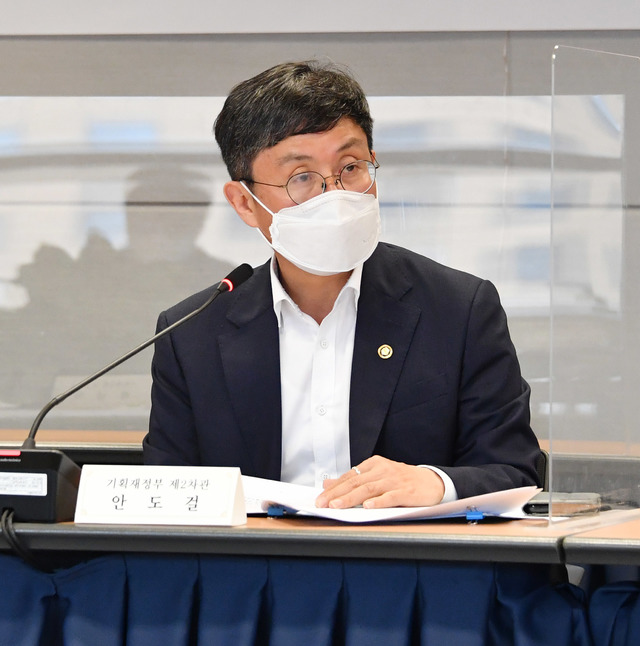 [세종=뉴시스] 안도걸 기획재정부 2차관이 11일 서울 종로구 국민경제자문회의에서 열린 '제2차 공공조달제도개선위원회' 에서 모두발언을 하고 있다. (사진=기재부 제공) *재판매 및 DB 금지