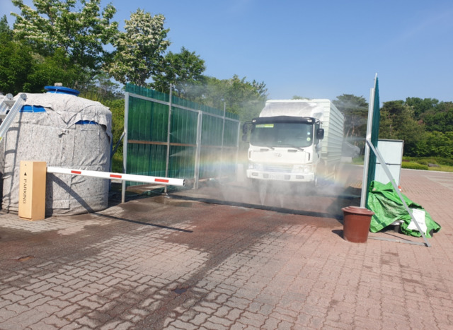 [뉴시스=부여]부여군 석성면 사비광장 축산차량 소독 장면. 2021.08.11.(사진=부여군 제공) *재판매 및 DB 금지