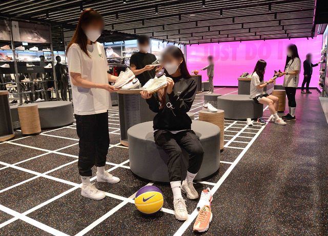 [부산=뉴시스] 롯데백화점 부산본점은 오는 12일 글로벌 스포츠 브랜드 나이키의 최상 등급 매장인 '나이키 라이즈'(Nike Rise) 매장을 개장한다고 11일 밝혔다. (사진=롯데백화점 제공) *재판매 및 DB 금지