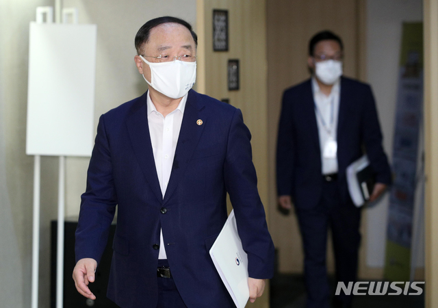 [서울=뉴시스] 김명원 기자 = 홍남기 경제부총리 겸 기획재정부 장관이 11일 오전 서울 종로구 정부서울청사에서 열린 제28차 부동산시장 점검 관계장관회의에 참석하고 있다. (공동취재사진) 2021.08.11. photo@newsis.com