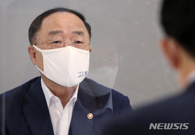 [서울=뉴시스] 김명원 기자 = 홍남기 경제부총리 겸 기획재정부 장관. (공동취재사진) 2021.08.11. photo@newsis.com