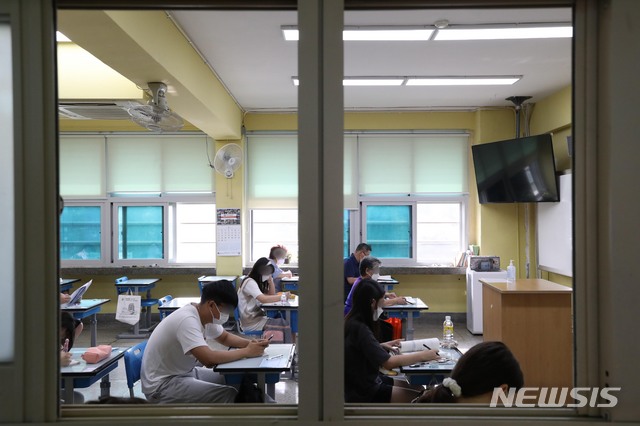 [서울=뉴시스] 고승민 기자 = 지난해 제2회 초·중·고졸 학력인정 검정고시가 실시된 8월11일 오전 서울 용산구 선린중학교 고사장에서 응시생들이 시험을 준비하고 있다. (공동취재사진) 2022.02.03. photo@newsis.com